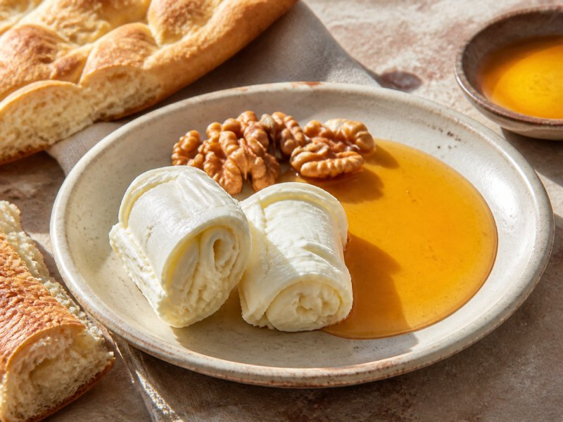 Yapay zekâ ile üretilmiş görsel: Hakiki Bal Kaymak Tabağı servis edilmiş hâlde