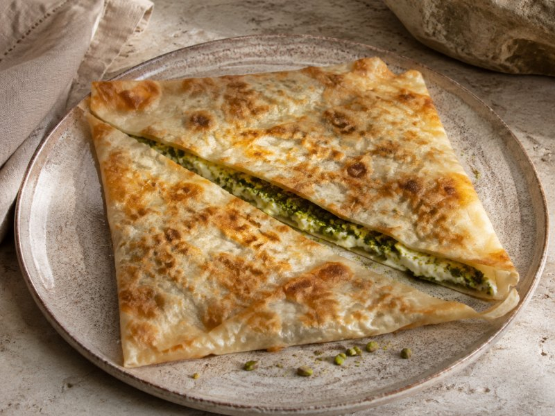 Yapay zekâ ile üretilmiş görsel: Katmer servis edilmiş hâlde